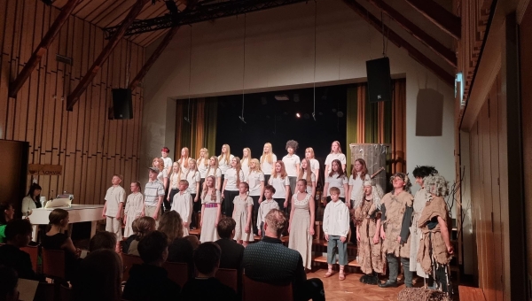 Rõuge rahvamajas toodi lavale 14 eriilmelist lavastust. Foto BIRGIT PETTAI